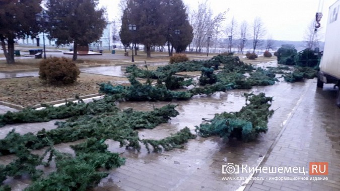 Продолжается монтаж искусственной елки на театральной площади фото 3