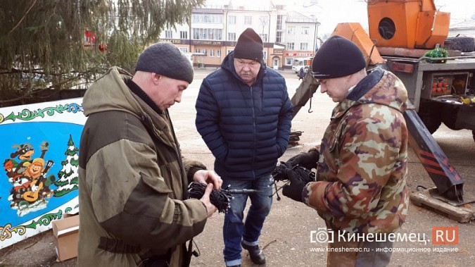 Как наряжали главную новогоднюю елку Кинешмы фото 19