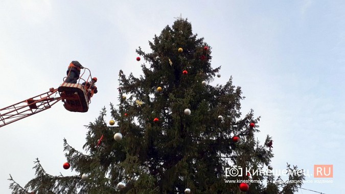 Как наряжали главную новогоднюю елку Кинешмы фото 10