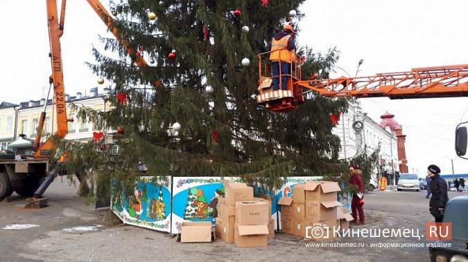 Как наряжали главную новогоднюю елку Кинешмы фото 16