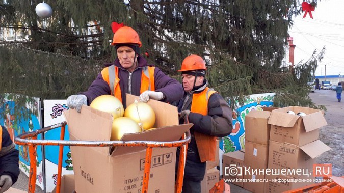 Как наряжали главную новогоднюю елку Кинешмы фото 14