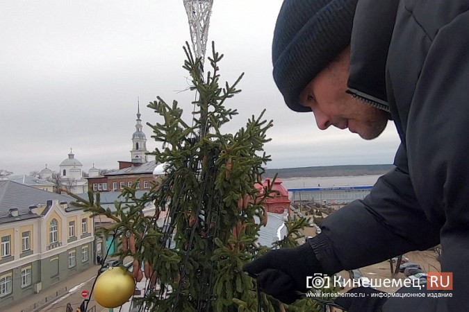 Как наряжали главную новогоднюю елку Кинешмы фото 24