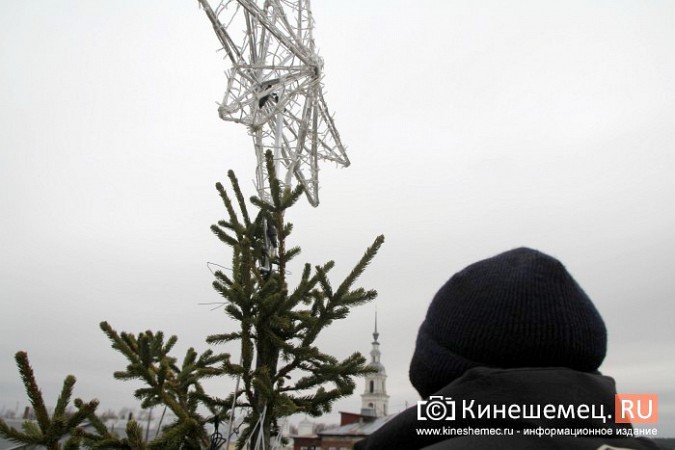 Как наряжали главную новогоднюю елку Кинешмы фото 22