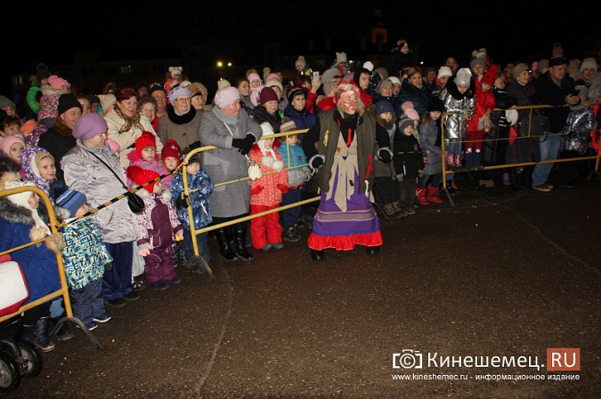 На главной новогодней елке Кинешмы зажгли огни фото 13