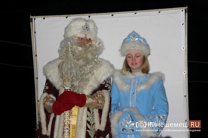 На главной новогодней елке Кинешмы зажгли огни фото 15