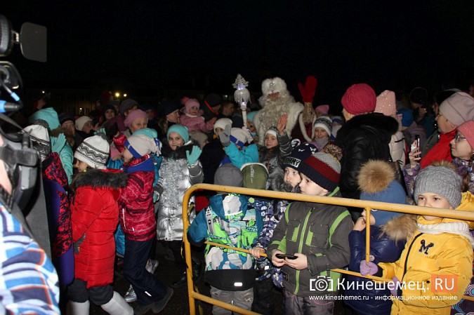 На главной новогодней елке Кинешмы зажгли огни фото 4