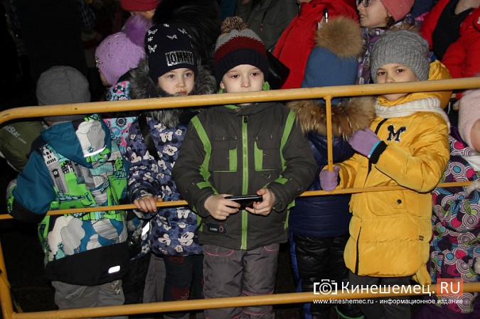 На главной новогодней елке Кинешмы зажгли огни фото 3