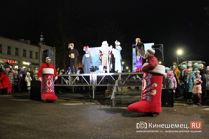 На главной новогодней елке Кинешмы зажгли огни фото 16