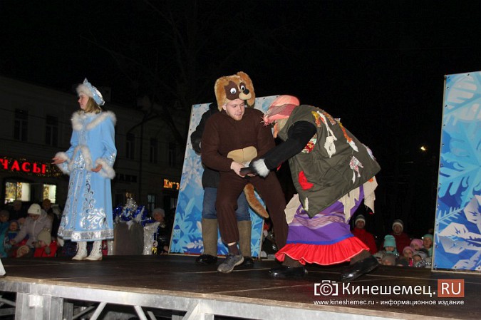 На главной новогодней елке Кинешмы зажгли огни фото 14