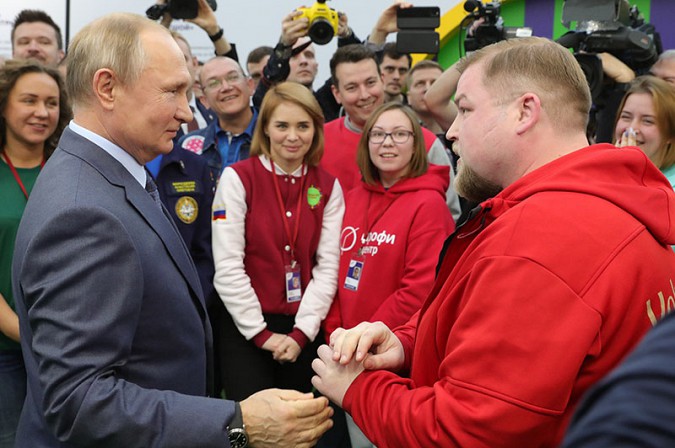 К кинешемским волонтерам приехал «Дед Мороз», которого обнимал Путин фото 7