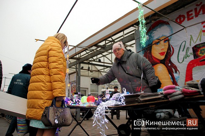 Площадка перед «Юбилейным» превратилась в новогодний базар фото 7
