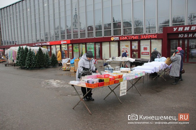 Площадка перед «Юбилейным» превратилась в новогодний базар фото 6