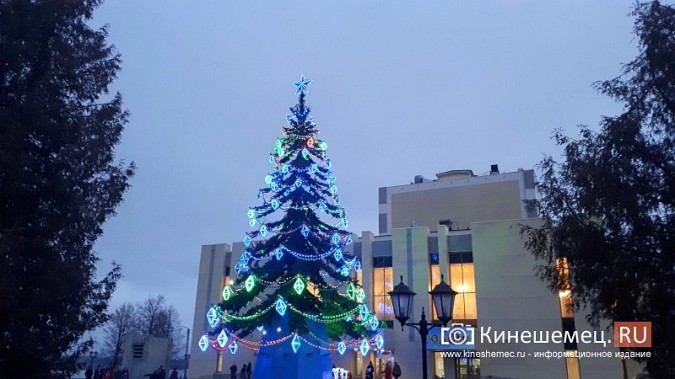 Впечатляющее новогоднее зрелище на театральной площади: елка зажгла огни фото 4
