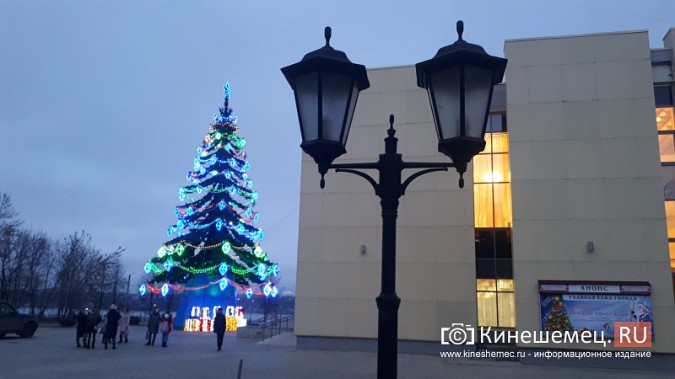 Впечатляющее новогоднее зрелище на театральной площади: елка зажгла огни фото 6