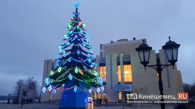 Впечатляющее новогоднее зрелище на театральной площади: елка зажгла огни фото 2