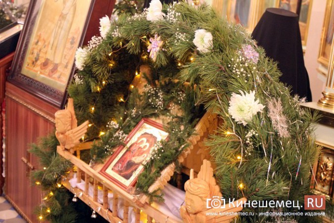 Сотни кинешемцев посетили рождественские службы в храмах города фото 8