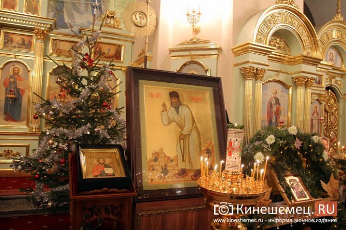 Сотни кинешемцев посетили рождественские службы в храмах города фото 9
