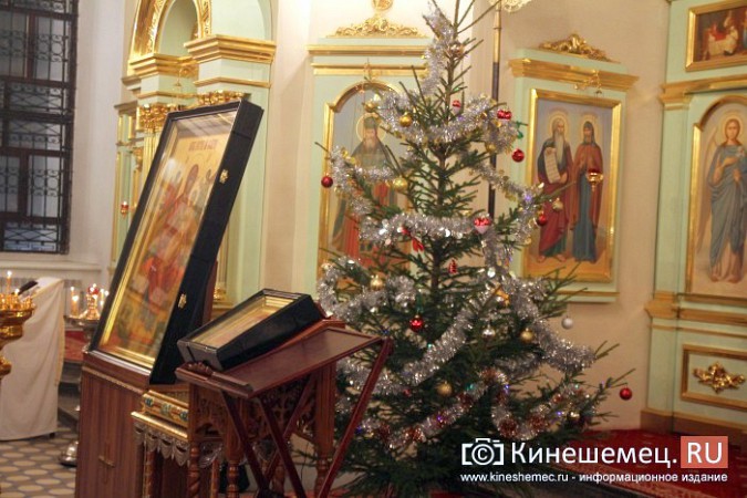 Сотни кинешемцев посетили рождественские службы в храмах города фото 14