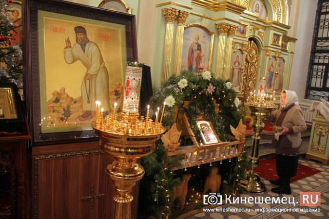 Сотни кинешемцев посетили рождественские службы в храмах города фото 11