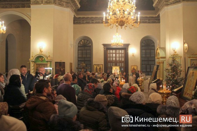 Сотни кинешемцев посетили рождественские службы в храмах города фото 3
