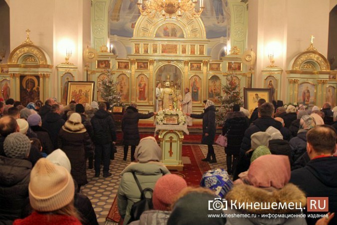 Сотни кинешемцев посетили рождественские службы в храмах города фото 4