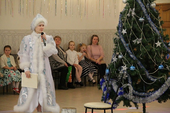 В микрорайоне «ДХЗ» дети встретились с Дедом Морозом и Снегурочкой фото 7
