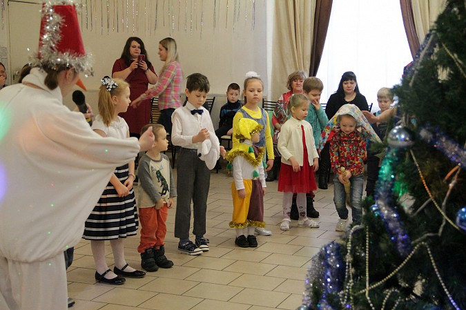 В микрорайоне «ДХЗ» дети встретились с Дедом Морозом и Снегурочкой фото 5