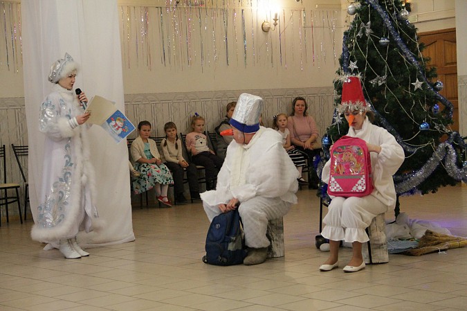 В микрорайоне «ДХЗ» дети встретились с Дедом Морозом и Снегурочкой фото 8