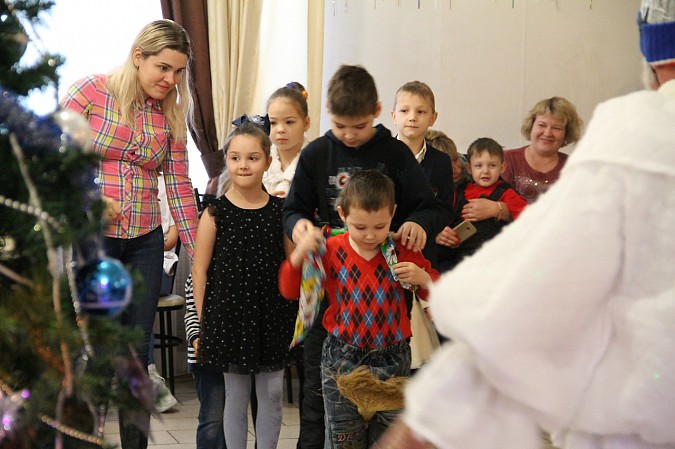В микрорайоне «ДХЗ» дети встретились с Дедом Морозом и Снегурочкой фото 3