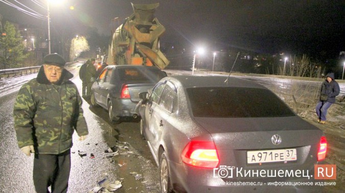 Поломка бетономешалки на Кузнецком мосту в Кинешме спровоцировала массовое ДТП фото 8