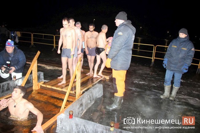 Сотни кинешемцев приняли участие в крещенских купаниях фото 20