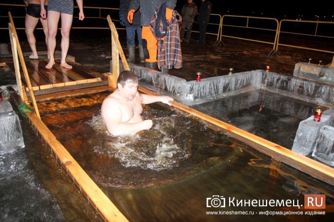 Сотни кинешемцев приняли участие в крещенских купаниях фото 10