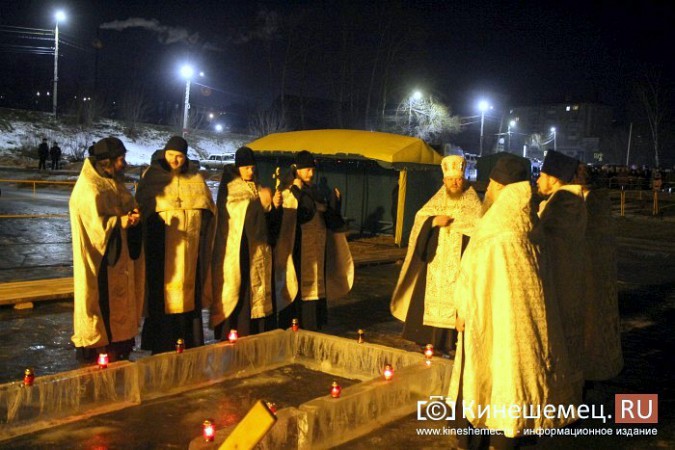 Сотни кинешемцев приняли участие в крещенских купаниях фото 3