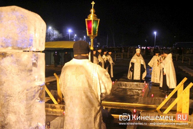 Сотни кинешемцев приняли участие в крещенских купаниях фото 4