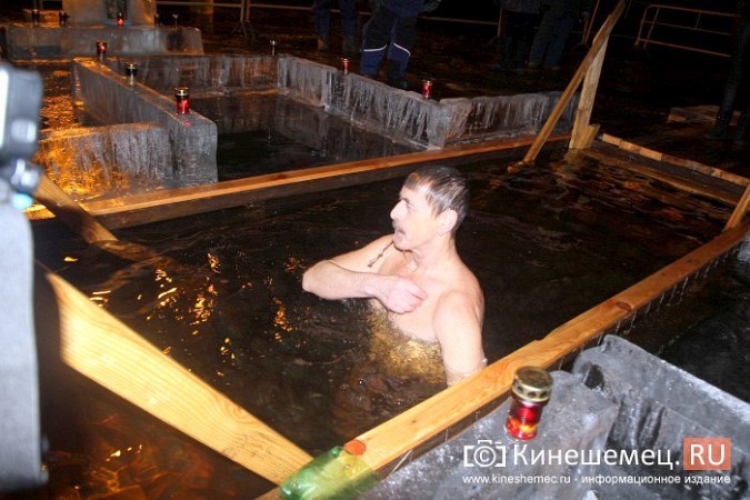 Сотни кинешемцев приняли участие в крещенских купаниях фото 17