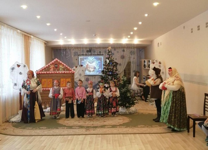 В Кинешме весело колядовали и водили хороводы фото 2