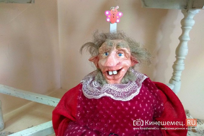 В художественном салоне Кинешмы выставили куклу Путина в сером кардигане фото 8