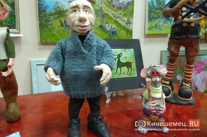 В художественном салоне Кинешмы выставили куклу Путина в сером кардигане фото 3