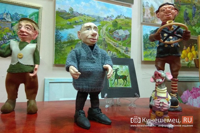 В художественном салоне Кинешмы выставили куклу Путина в сером кардигане фото 2