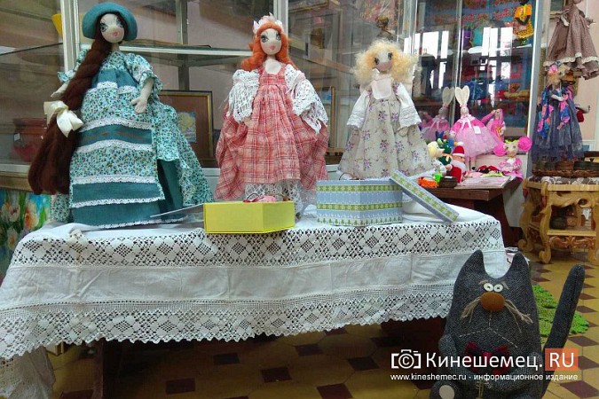 В художественном салоне Кинешмы выставили куклу Путина в сером кардигане фото 6