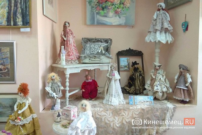 В художественном салоне Кинешмы выставили куклу Путина в сером кардигане фото 5