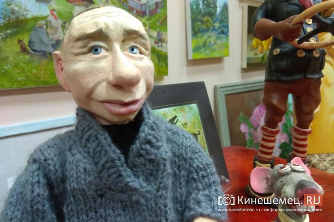 В художественном салоне Кинешмы выставили куклу Путина в сером кардигане фото 4