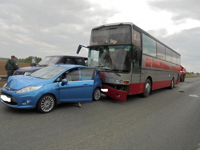 Внедорожник, автобус и «легковушка» столкнулись в Ивановской области фото 2