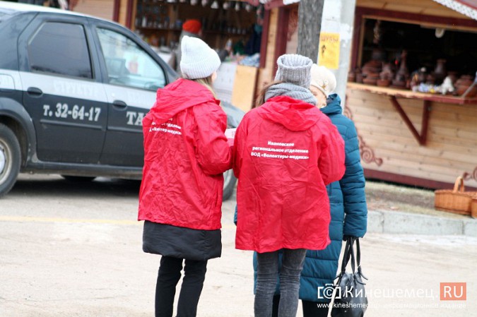 В Кинешме волонтеры раздавали людям «блокадные» кусочки хлеба фото 7