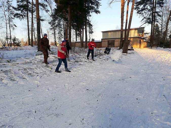 Кинешемские тренеры подвозят снег со стадиона «Волжанин» и вручную готовят лыжные трассы фото 3