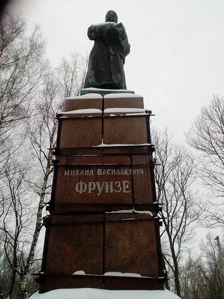 В Заволжске разваливается постамент памятника первому губернатору региона Фрунзе фото 2