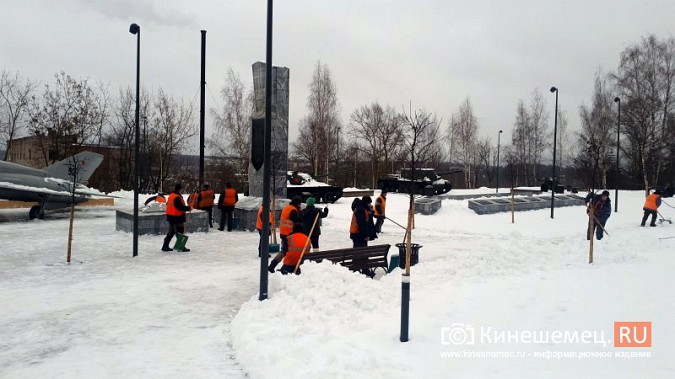 Бригада УГХ в усиленном составе занималась очисткой от снега центрального парка Кинешмы фото 4