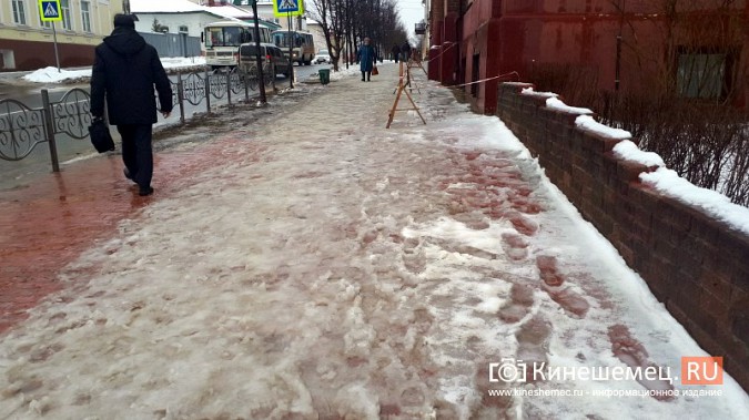 Бригада УГХ в усиленном составе занималась очисткой от снега центрального парка Кинешмы фото 9