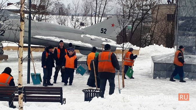 Бригада УГХ в усиленном составе занималась очисткой от снега центрального парка Кинешмы фото 3