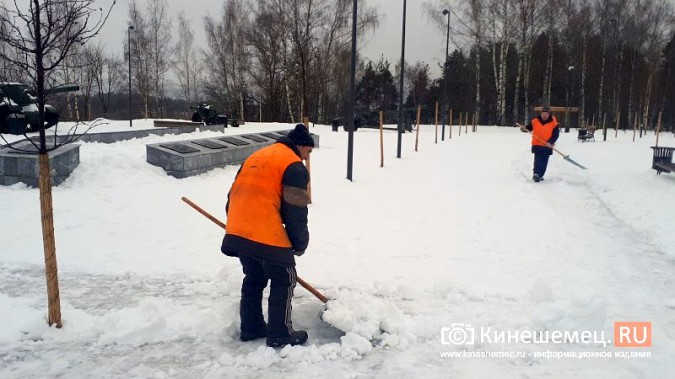 Бригада УГХ в усиленном составе занималась очисткой от снега центрального парка Кинешмы фото 5